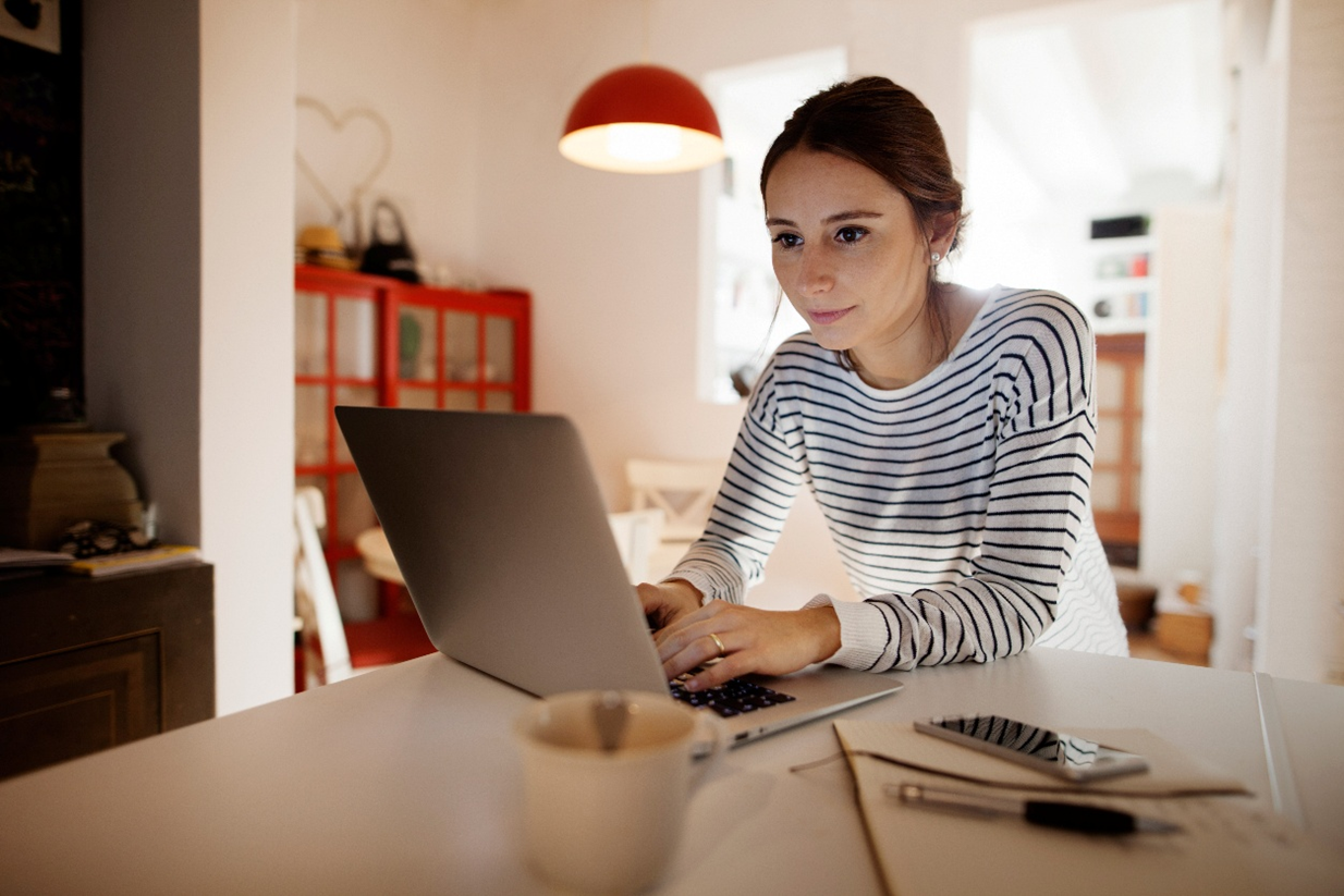 Person, der ser et webinar på en bærbar computer.