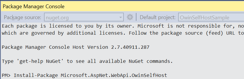 Screenshot der Paket-Manager-Konsole mit Lizenzierungsinformationen, gefolgt von P M > am Ende, signalisiert, wo der Befehl eingegeben werden soll.