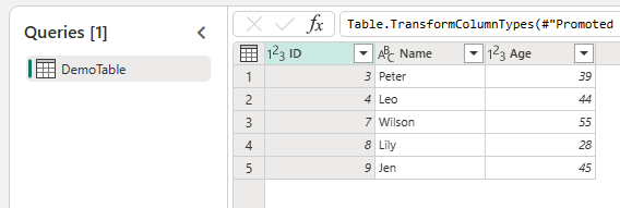 Screenshot des Power Query-Editors mit einigen auf die Beispieldatenquelle angewendeten Transformationen.