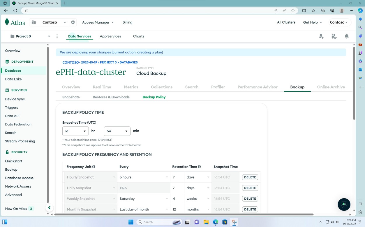 MongoDB Cloud Data Services-Seite mit Den Einstellungen für Zeit, Häufigkeit und Aufbewahrung der Sicherungsrichtlinie für ePHI-Datencluster.