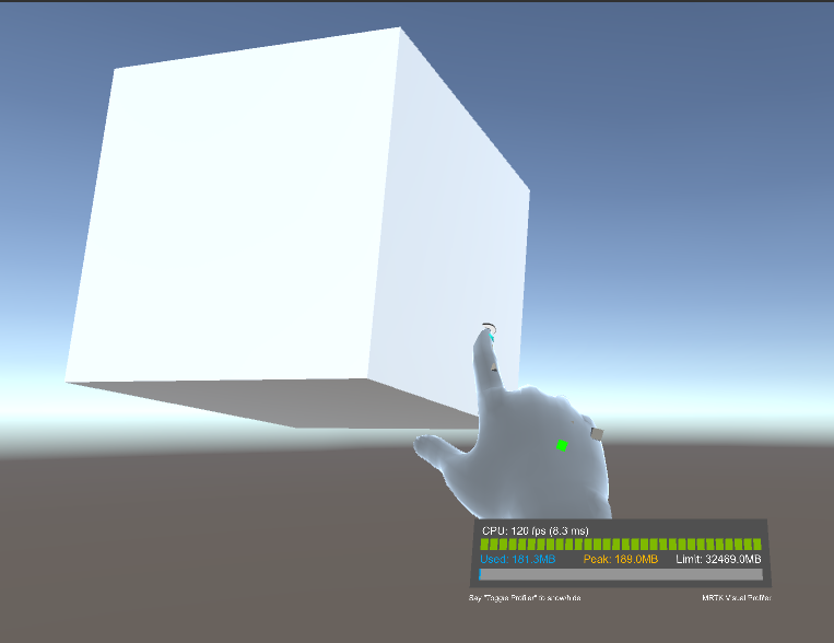 Screenshot der simulierten rechten Hand, die den Cube mit dem Namen „Near Cube“ berührt.