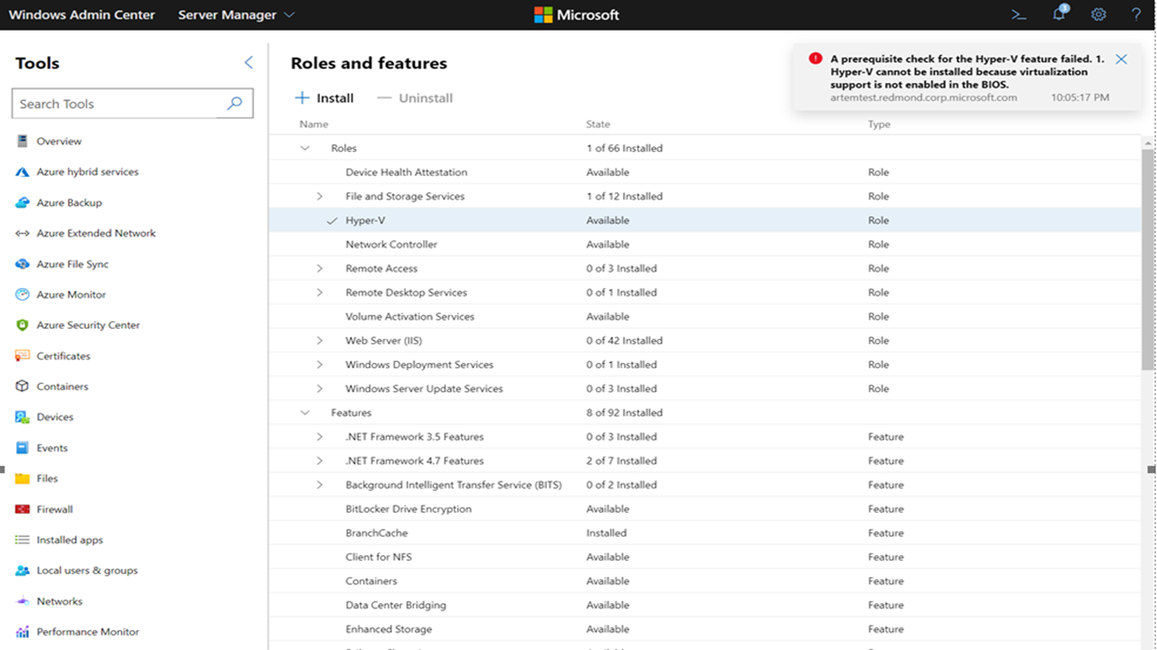 Ein Screenshot der Seite „Rollen und Features“ des Windows Admin Center Server-Managers, auf der die Fehlermeldung zum Aktivieren von Hyper-V angezeigt wird.