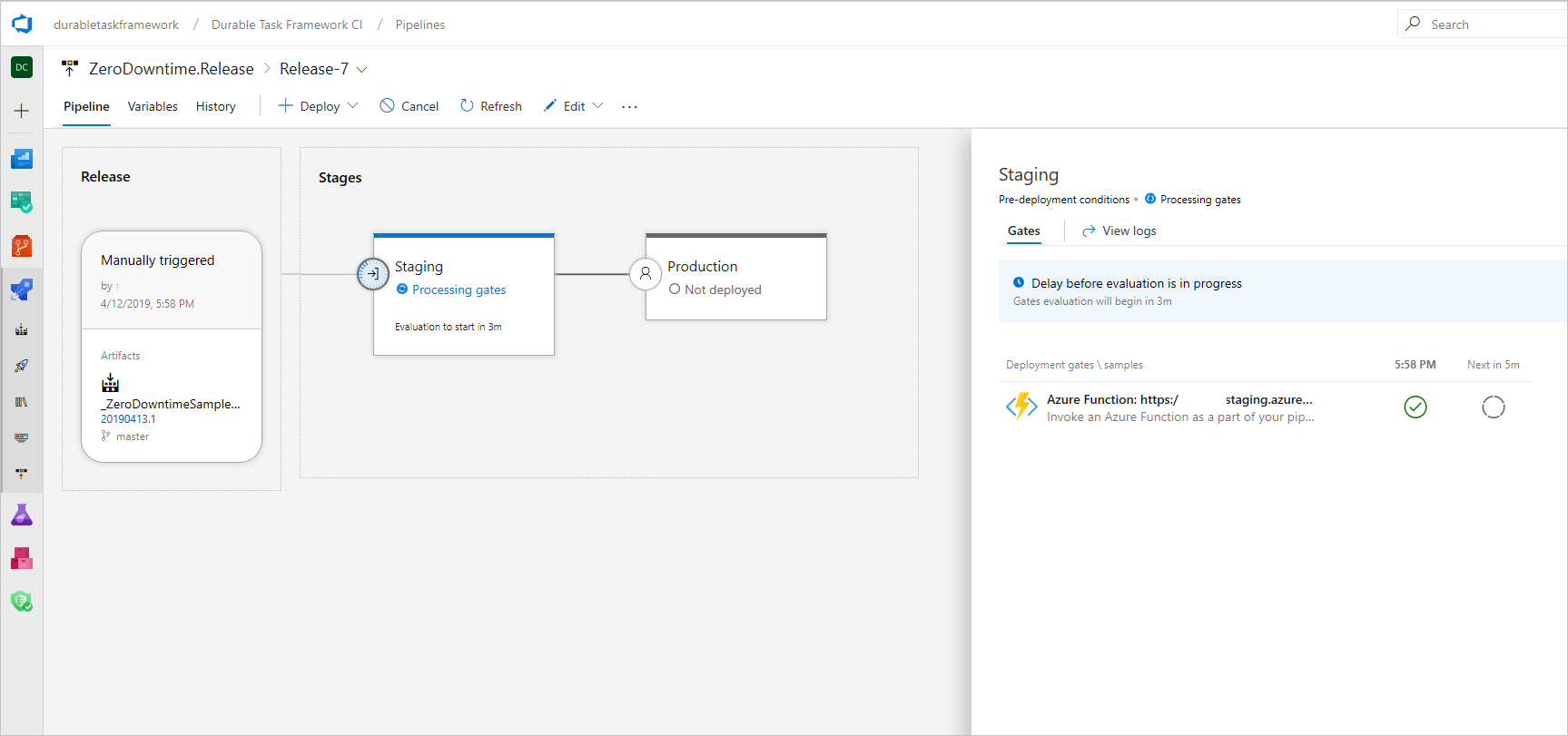 Captura de pantalla de una verificación de paso de implementación de Azure Pipelines en ejecución para instancias de orquestación.