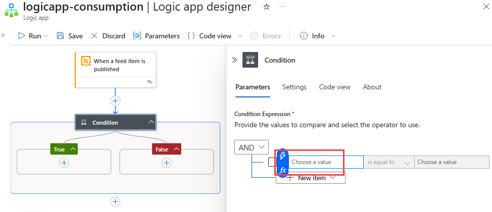 Captura de pantalla que muestra Azure Portal, el diseñador de flujo de trabajo de consumo, el desencadenador de RSS, la acción Condición con el panel de información abierto, y el botón de contenido dinámico seleccionado.