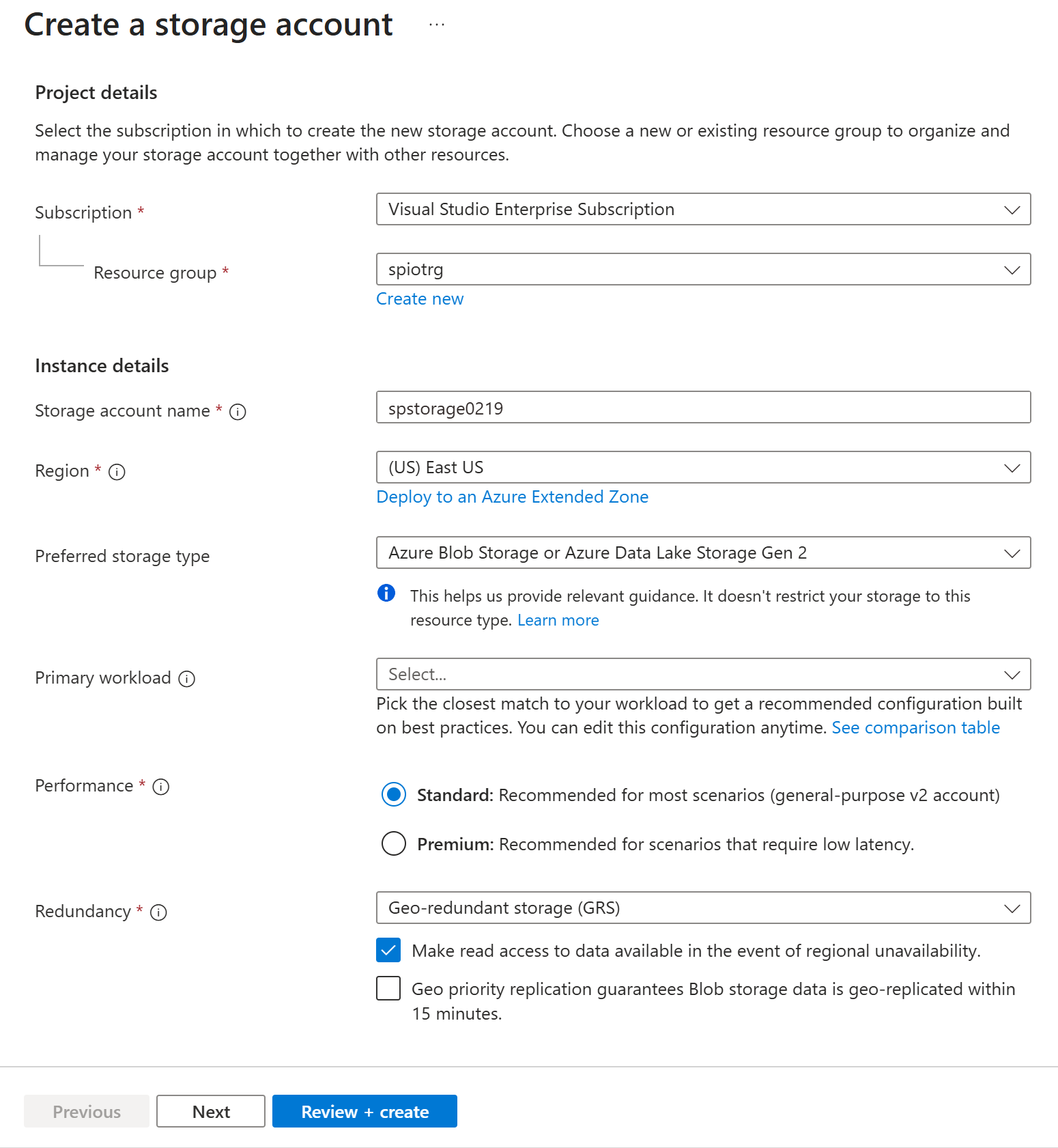 Captura de pantalla que muestra la página Crear cuenta de almacenamiento en Azure Portal.