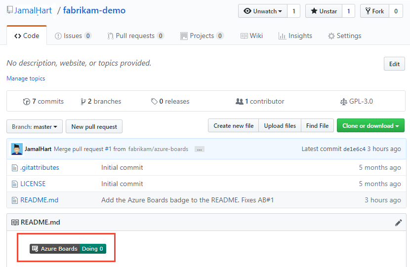 Screenshot muestra el repositorio de GitHub con el distintivo agregado.