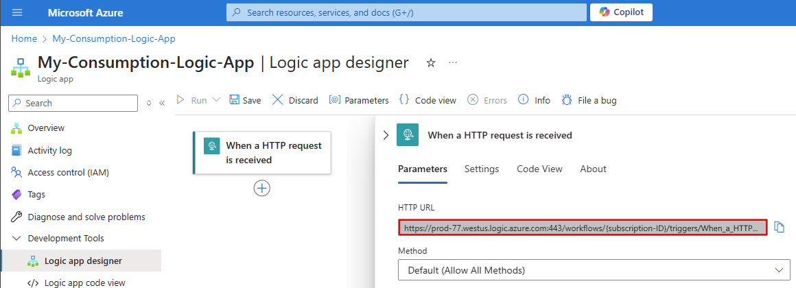 Captura de pantalla de Azure Portal, diseñador de flujos de trabajo de Consumo y URL del punto de conexión del desencadenador Request.