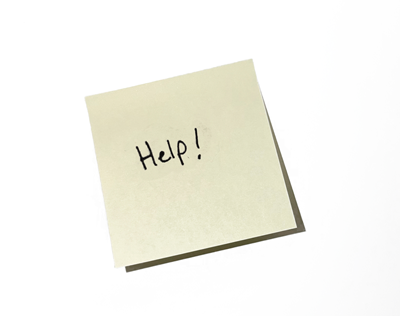 Nota adhesiva con la palabra AYUDA escrita en ella.