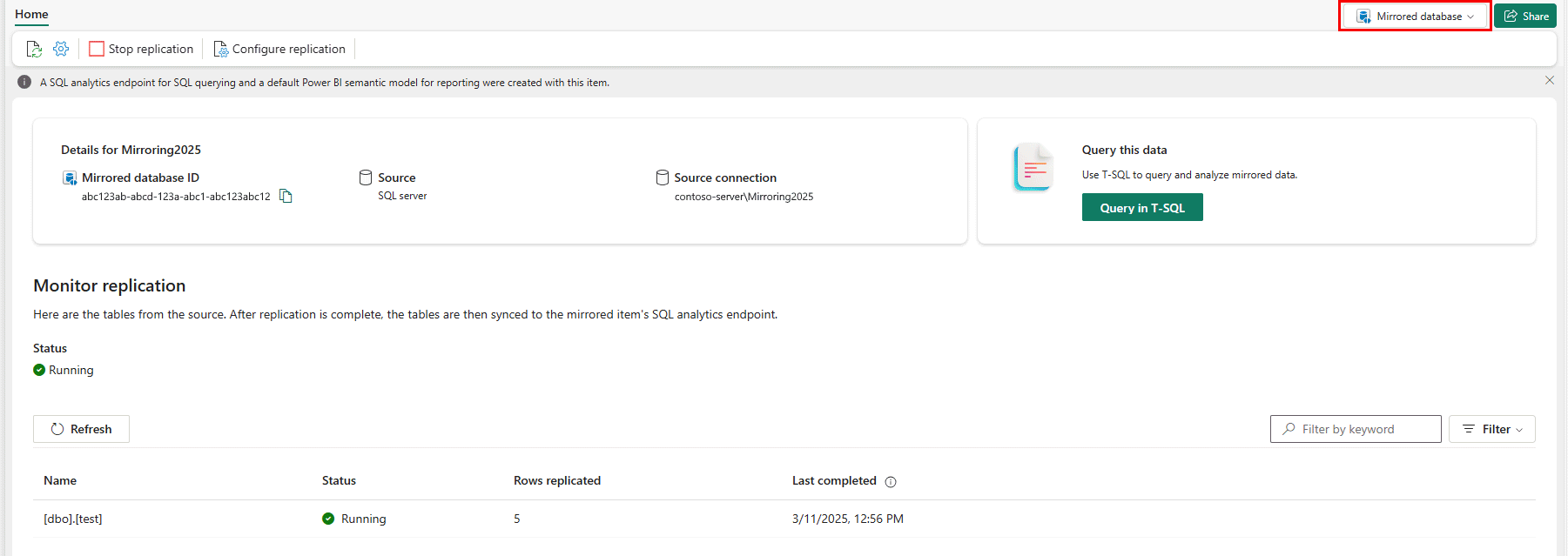 Screenshot del portal de Fabric que muestra el estado de replicación monitorizada de la nueva base de datos de SQL Server.