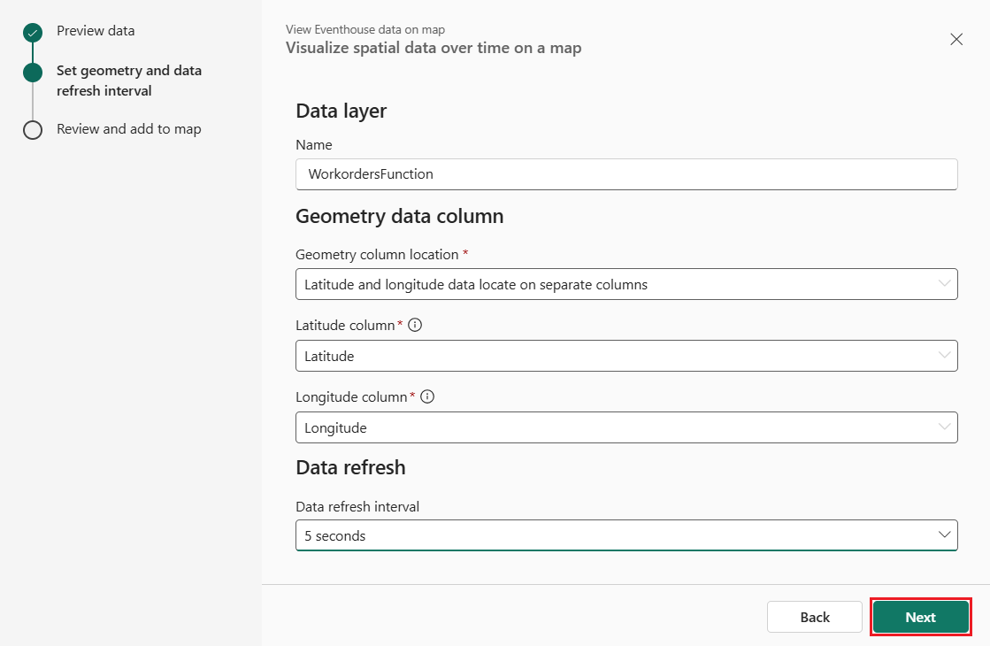Captura de pantalla del cuadro de diálogo de Microsoft Fabric titulado Ver datos de Eventhouse en el mapa que muestra el paso de configuración Establecer geometría y de intervalo de actualización de datos. Una barra lateral izquierda muestra tres pasos de flujo de trabajo con marcas de verificación que indican que los datos de vista previa se completan y el establecimiento de geometría y de intervalo de actualización de datos está activo actualmente. El panel principal contiene una sección Capa de datos con un campo Nombre que contiene WorkordersFunction, seguida de una sección de columna de datos de Geometría con tres listas desplegables: Ubicación de columna de geometría establecida en Datos de latitud y longitud ubicados en columnas independientes, con la columna de Latitud establecida en Latitude, y la columna de Longitud establecida en Longitude. A continuación se muestra una sección de Actualización de datos con una lista desplegable de Intervalo de actualización de datos establecida en 5 minutos. Los botones Atrás y Siguiente aparecen en la esquina inferior derecha.