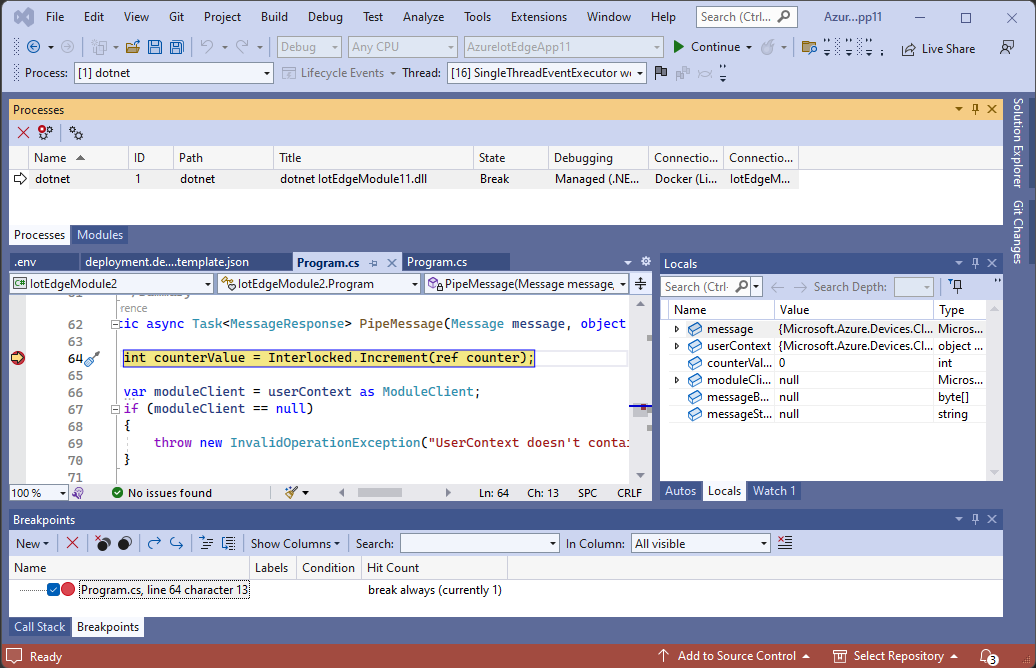 Capture d’écran de Visual Studio connecté à un conteneur Docker distant sur un appareil arrêté sur un point d’arrêt.