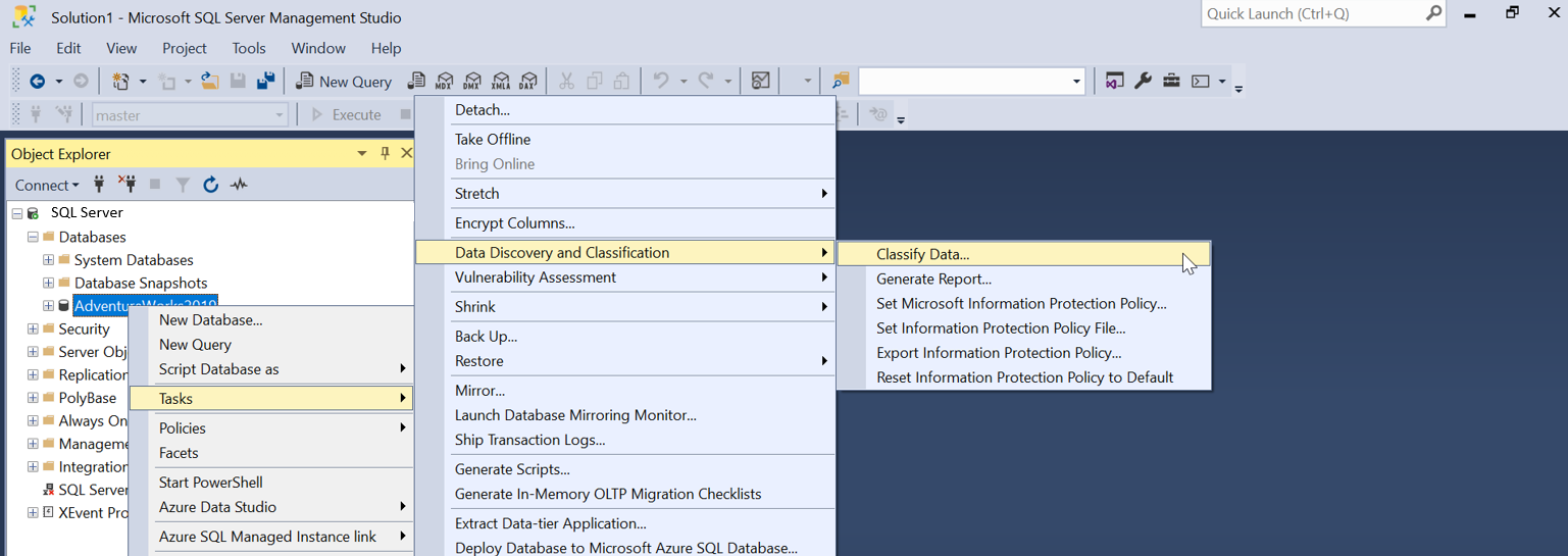 Screenshot montrant le Object Explorer SSMS avec les tâches > la découverte et la classification des données > classifier les données... selected.
