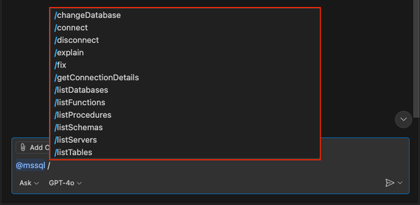 Capture d’écran du premier ensemble d’options de commande slash de l’extension MSSQL dans le chat GitHub Copilot.