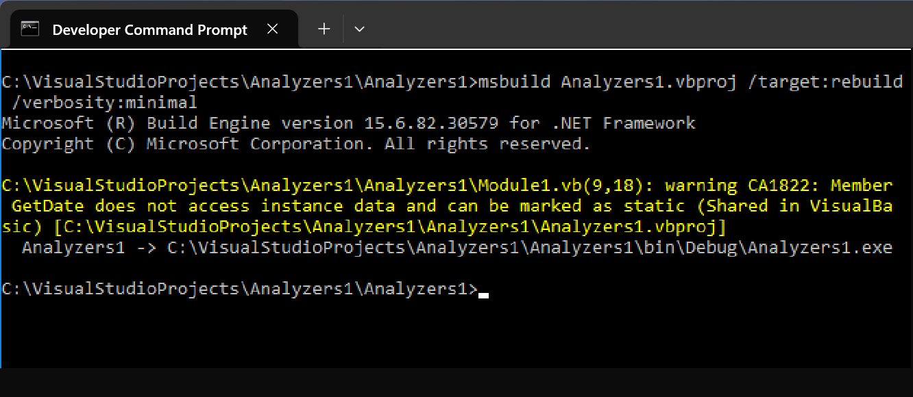 Capture d’écran montrant une sortie MSBuild avec une violation de règle dans une invite de commandes du développeur.