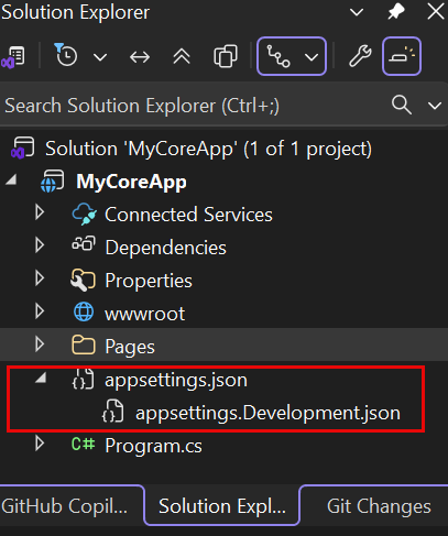 Capture d’écran montrant appsettings.json sélectionné et développé, qui expose appsettings.Development.json, dans l’Explorateur de solutions dans Visual Studio.