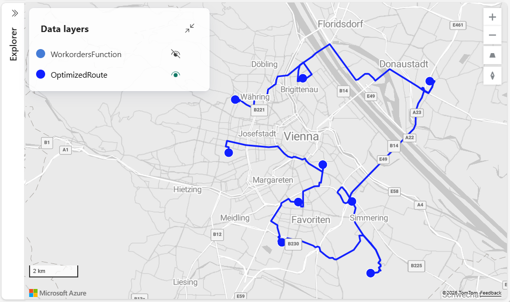 Screenshot di Microsoft Fabric Maps che mostra una mappa stradale di Vienna, Austria, con un itinerario ottimizzato mostrato come linee blu che collegano nove punti di riferimento numerati. Il riquadro Explorer a sinistra mostra la scheda Lakehouse espansa con WorkorderLocationsLakehouse contenente una cartella Files con OptimizedRoute.geojson e il file WorkorderLocations.csv. Il pannello dei Livelli dati visualizza due livelli: WorkordersFunction con visibilità disattivata e OptimizedRoute che mostra il percorso connesso con fermate numerate da 1 a 9 che indica la sequenza di visite ottimizzata.