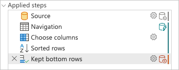 Screenshot del riquadro dei passaggi applicati per la query con gli indicatori di piegatura della query che indicano che le righe inferiori mantenute sono contrassegnate come passaggio valutato fuori dall'origine dati.