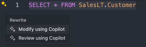 Screenshot che mostra l'icona dell'azione intelligente per la modifica di query SQL con GitHub Copilot in Visual Studio Code.
