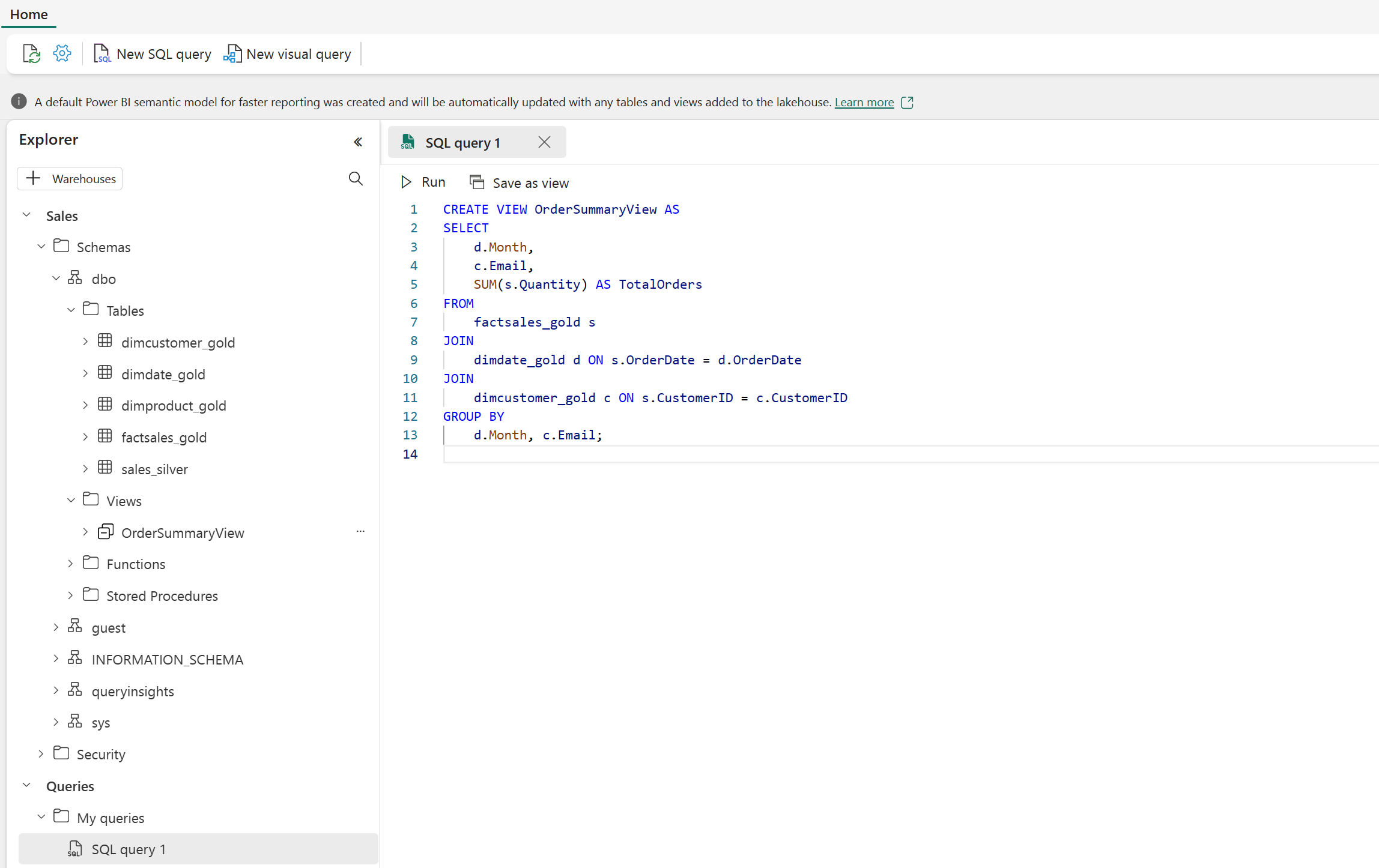 Screenshot dell'Editor di query SQL che visualizza una query T-SQL creando una vista.