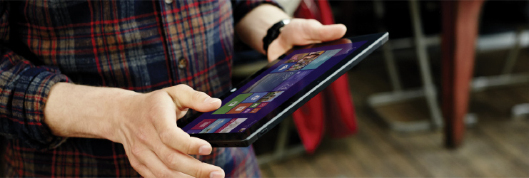 L'utente interagisce con il tablet usando il tocco