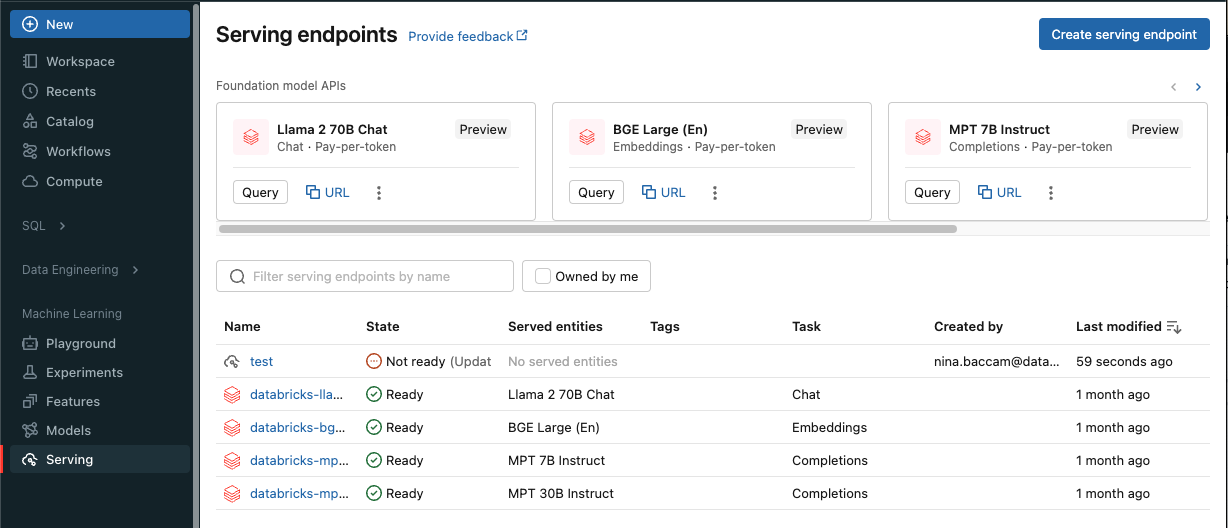 Databricks UI の [モデルサービス] ウィンドウ