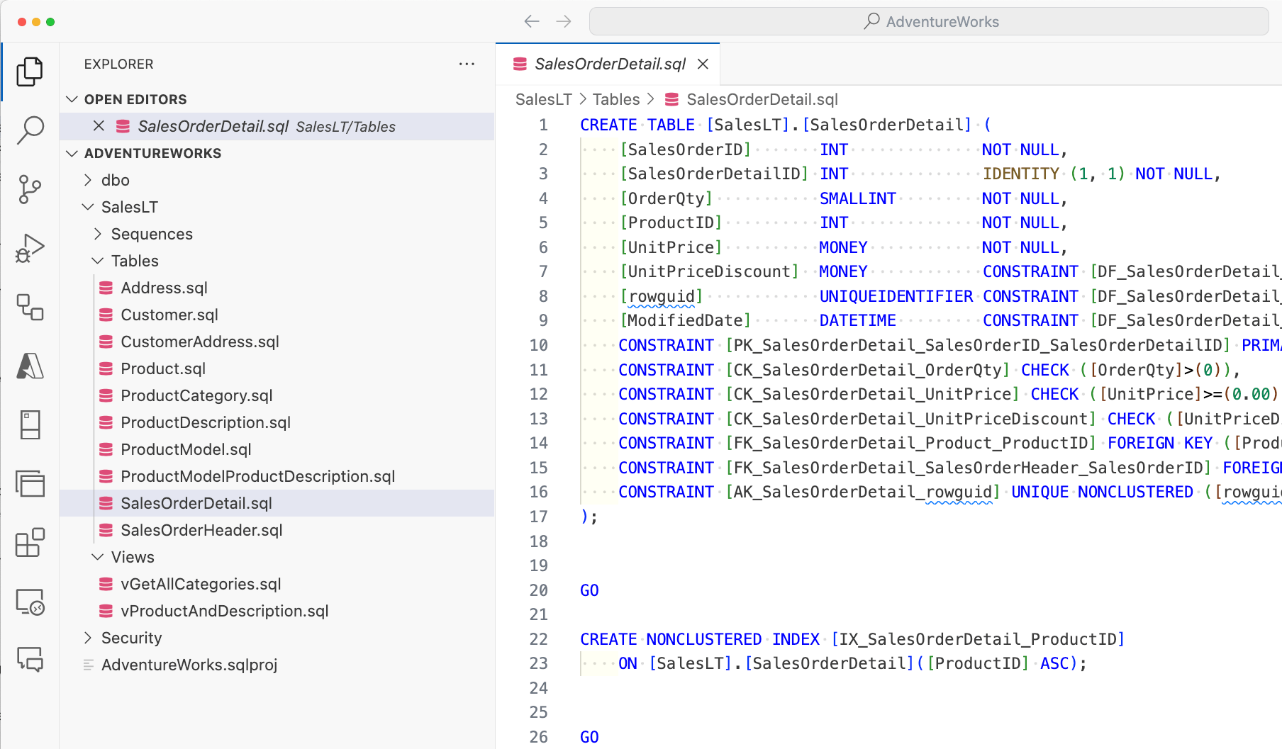 VS Code のスクリーンショット。AdventureWorks SQL プロジェクトが開かれ、エディターにテーブルが表示されています。