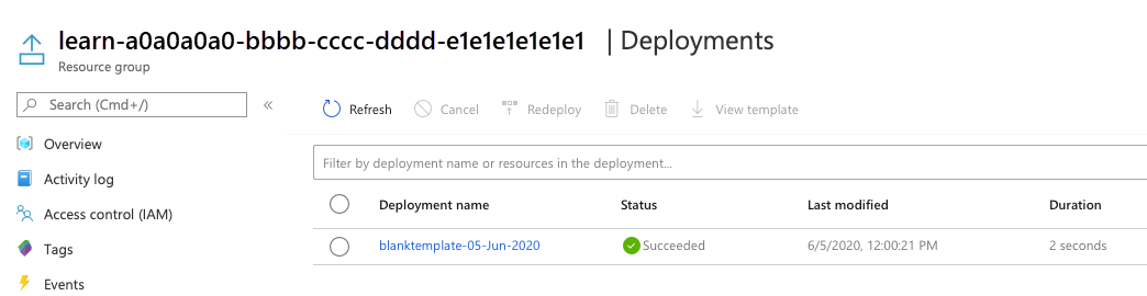 Azure Portal-grensesnittet for distribusjonene med den oppførte distribusjonen og en vellykket status.