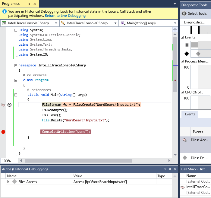 Schermopname van het Visual Studio-codevenster. De uitvoering wordt gestopt op een onderbrekingspunt, er wordt een gebeurtenis geselecteerd en de bijbehorende coderegel is gemarkeerd.