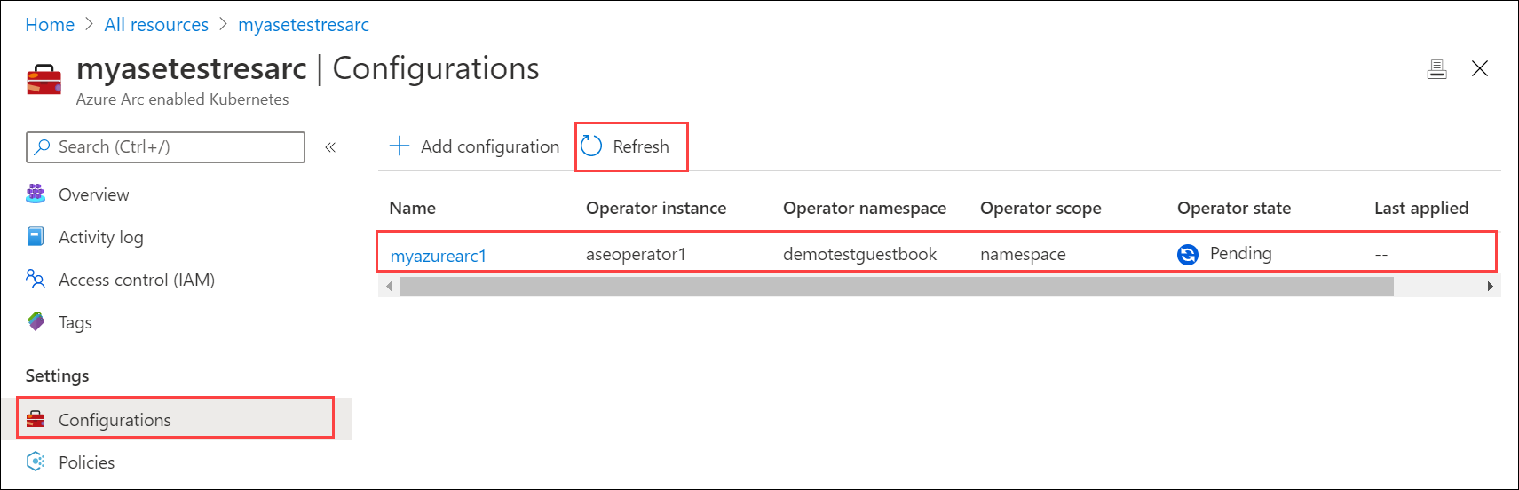 A captura de tela mostra o cluster do Kubernetes habilitado pelo Azure Arc em um estado pendente à medida que se atualiza.