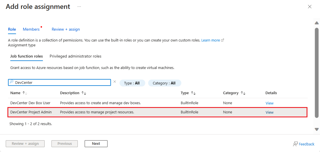 Captura de tela do painel Adicionar atribuição de função com a função DevCenter Project Admin selecionada no portal do Azure.
