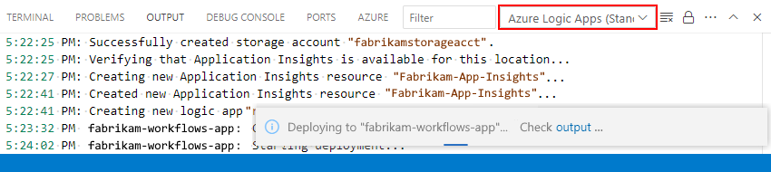 A captura de tela mostra a janela de Saída e a lista de escopo com o Padrão de Aplicativos Lógicos do Azure selecionado, juntamente com o progresso e os status da implantação.