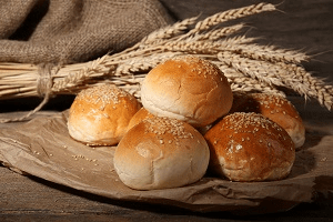 Uma pilha de pães numa mesa