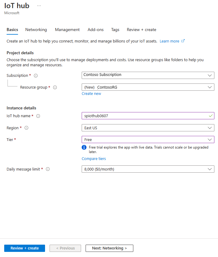 Captura de ecrã que mostra o assistente Criar Hub IoT no portal do Azure.