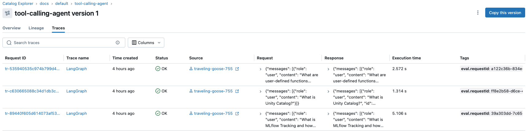 Guia Rastreamentos da página de versão do modelo no Catálogo Unity mostrando detalhes de vários rastreamentos.