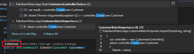 Captura de ecrã dos indicadores CodeLens no editor de código Visual Studio.