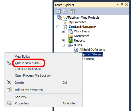 I fönstret Team Explorer högerklickar du på byggdefinitionen och klickar sedan på Köa ny version.