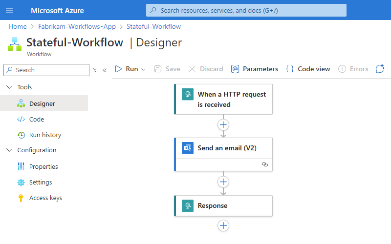 Skärmbild som visar logikappen som distribuerats från Visual Studio Code och designern med ett tidigare skapat arbetsflöde.