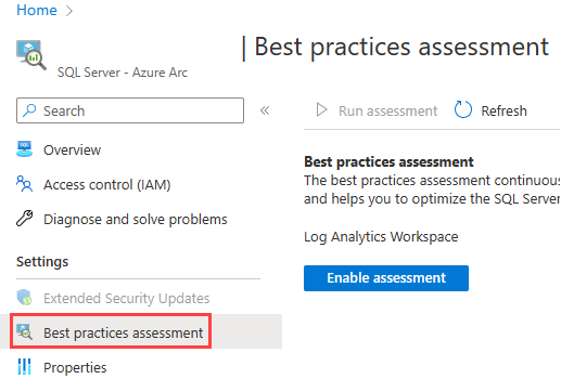 Skärmbild som visar knappen för att aktivera bästa praxis bedömning för en Azure Arc-aktiverad SQL Server-resurs.