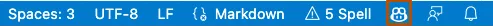 Skärmbild av statusikonen för GitHub Copilot i Visual Studio Code. När GitHub Copilot är aktiverat matchar bakgrundsfärgen statusfältets färg.
